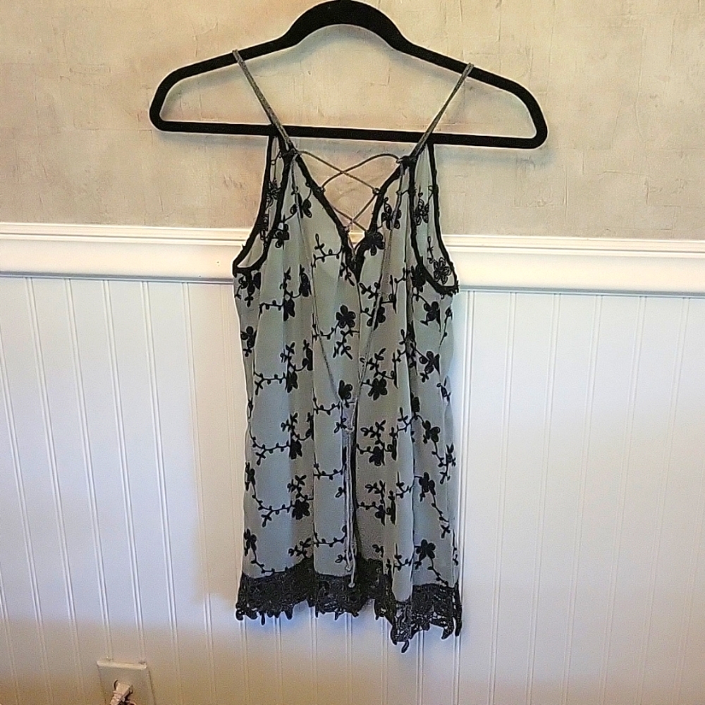 Strappy tank top with embroidered flowers and trip